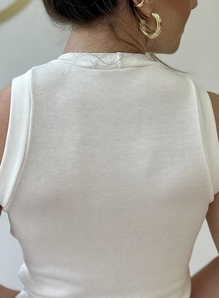 blusa básica malu decote sem manga
