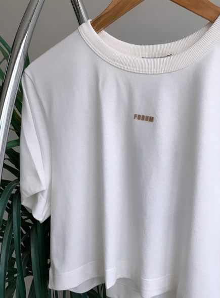 camiseta forum cropped logo