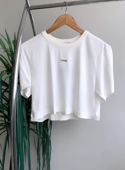 camiseta forum cropped logo