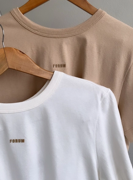 camiseta forum cropped logo