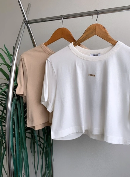 camiseta forum cropped logo