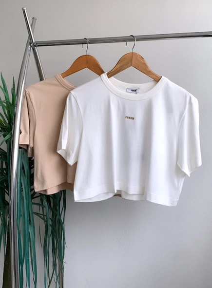 camiseta forum cropped logo
