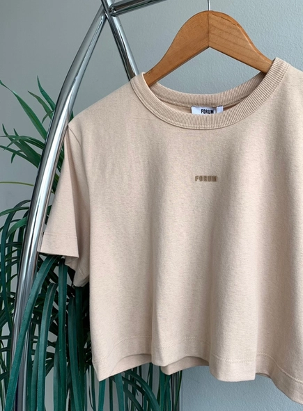 camiseta forum cropped logo