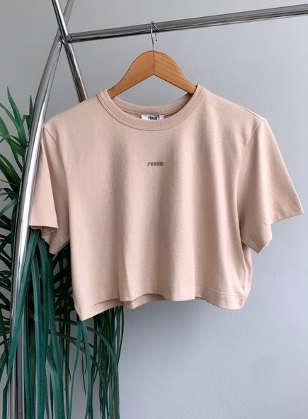 camiseta forum cropped logo
