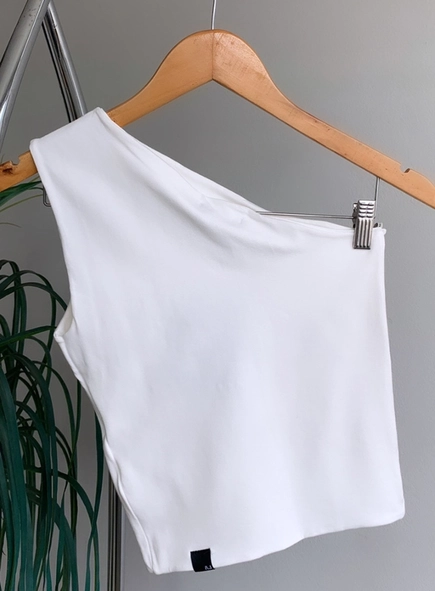 Blusa um ombro malha animale jeans