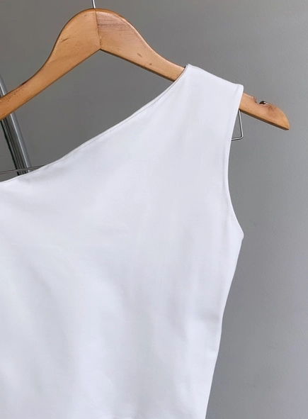 Blusa um ombro malha animale jeans