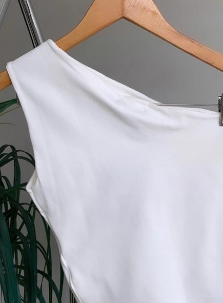 Blusa um ombro malha animale jeans