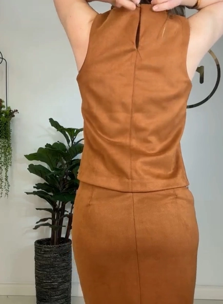 conjunto blusa e saia bolsos suede com cinto