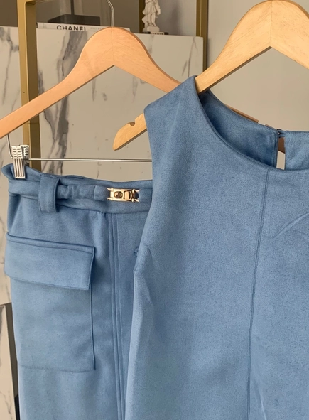 conjunto blusa e saia bolsos suede com cinto