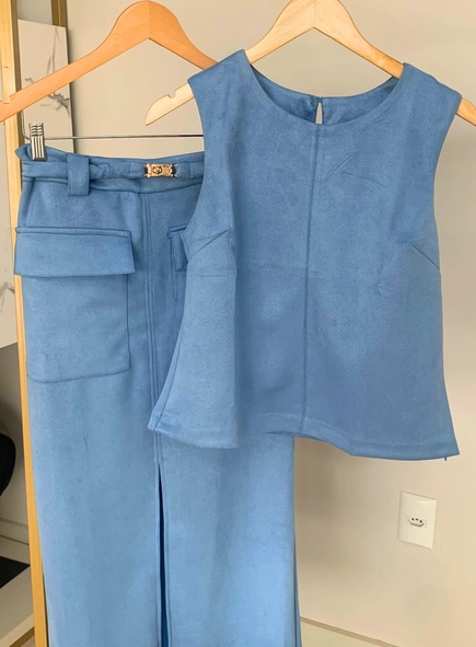 conjunto blusa e saia bolsos suede com cinto