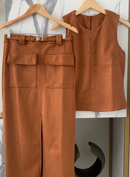 conjunto blusa e saia bolsos suede com cinto