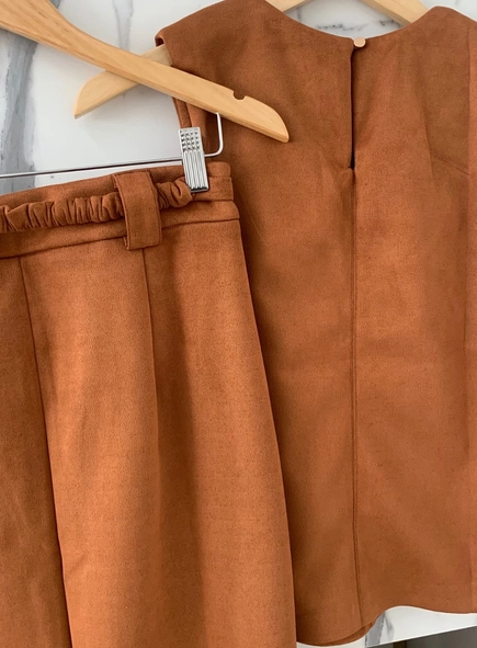 conjunto blusa e saia bolsos suede com cinto