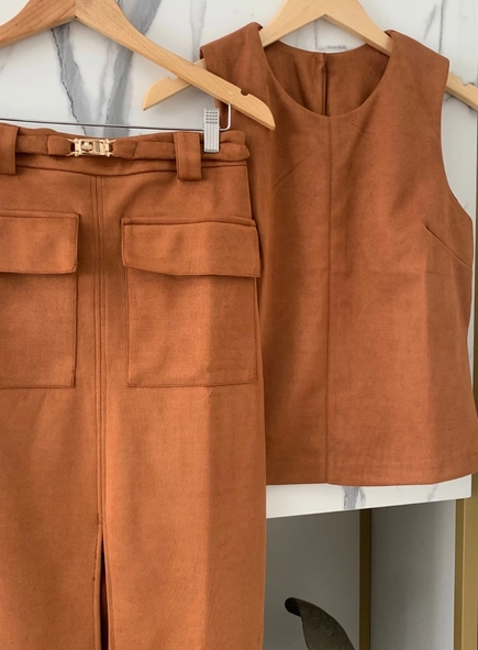 conjunto blusa e saia bolsos suede com cinto