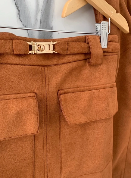 conjunto blusa e saia bolsos suede com cinto