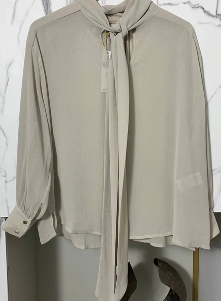 camisa crepe gola laço