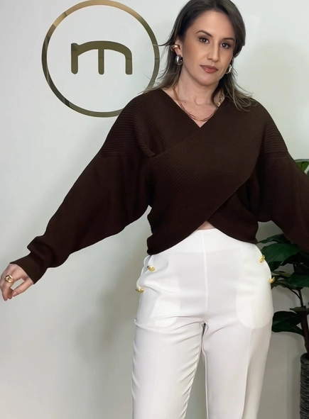 calça reta alfaiataria botões bolso faca