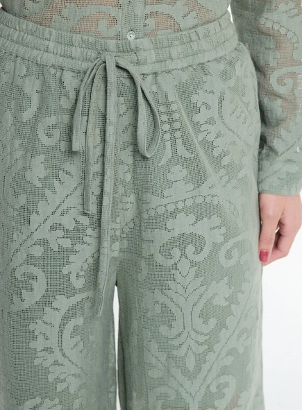 calça telada com textura animale jeans