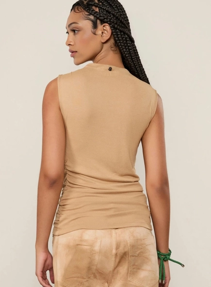 regata malha decote canoa animale jeans
