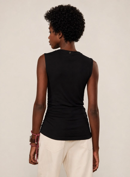 regata malha decote canoa animale jeans