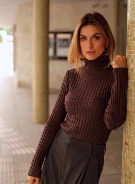 blusa tricot canelado básica gola alta