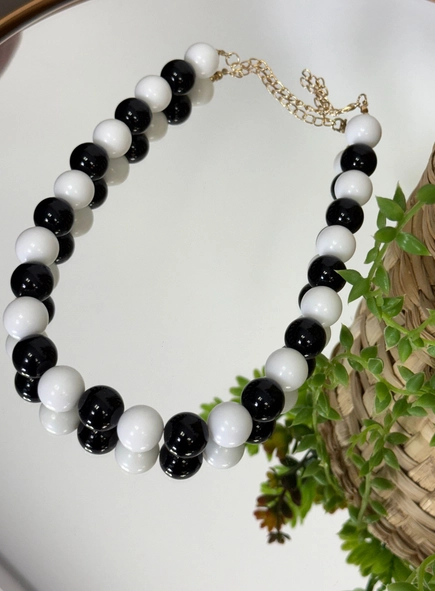 colar resina bolas p&b