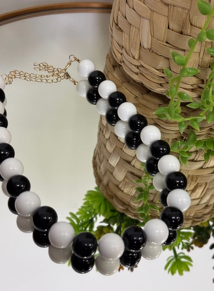 colar resina bolas p&b