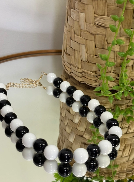 colar resina bolas p&b